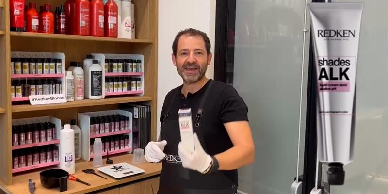 Applicazione Shades ALK | REDKEN | SHADES ALK Thumbnail