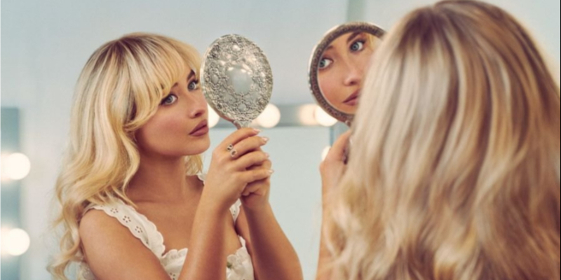 Sabrina Carpenter x Redken Looks | Signature Styles nachstylen | REDKEN AT Thumbnail