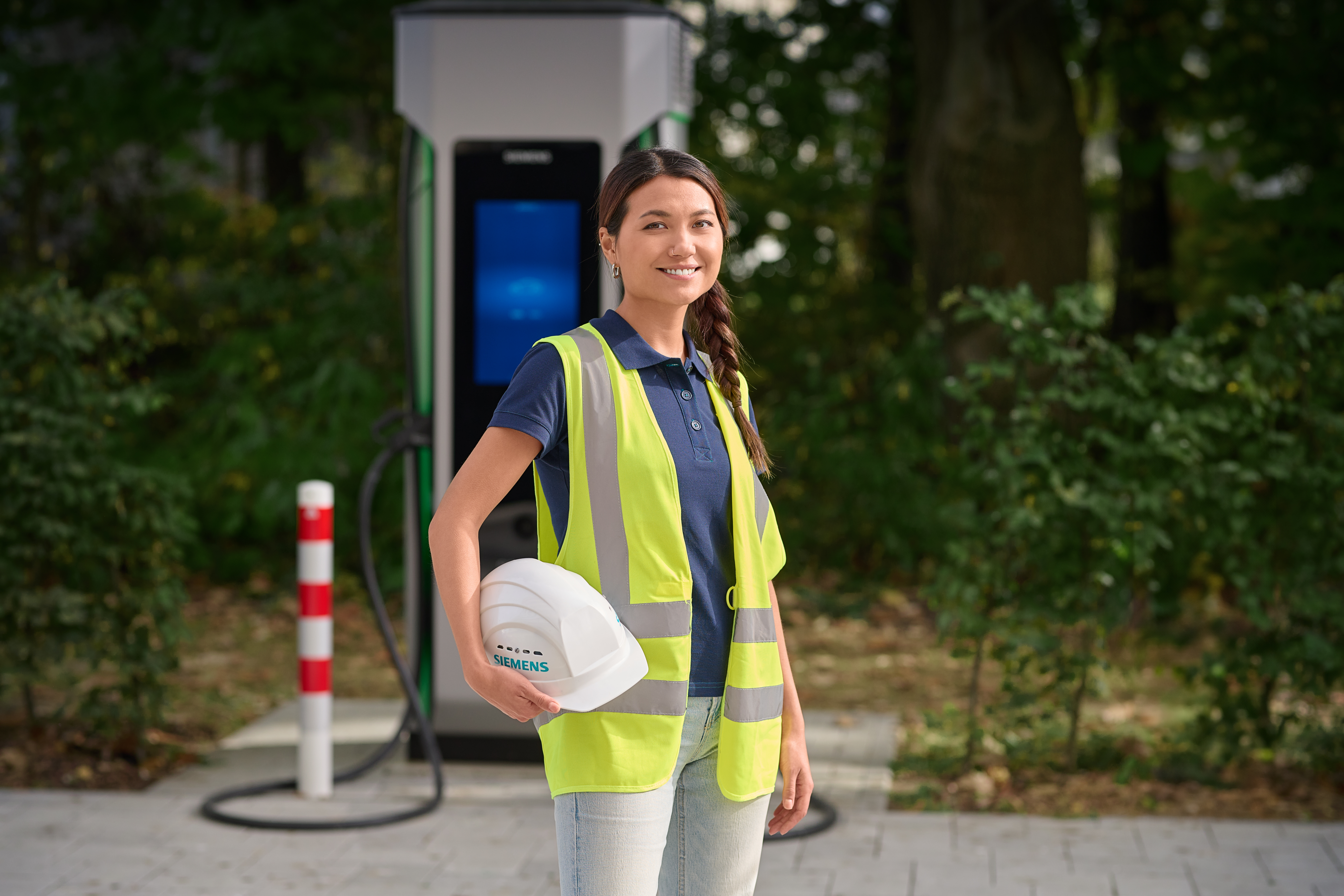 Siemens eMobility field training at a charging station